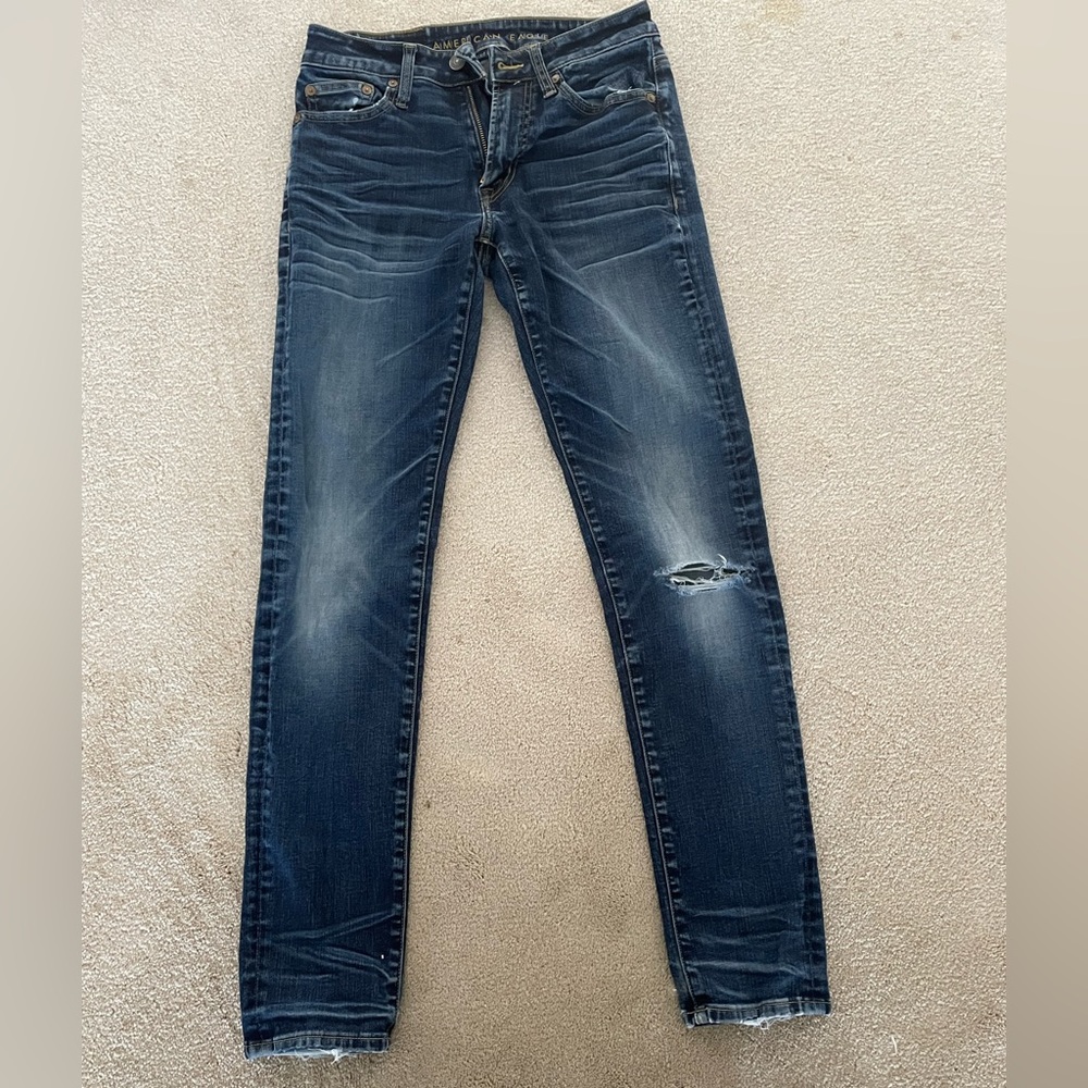Men’s Medium Wash Ripped Jeans